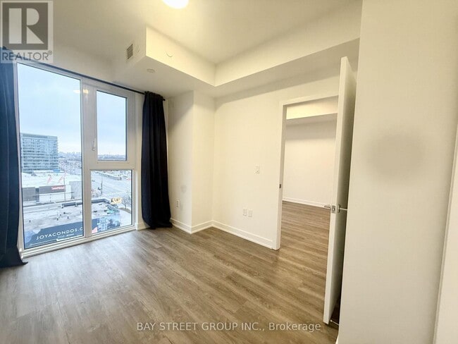 Photo du bâtiment - 1037 The Queensway