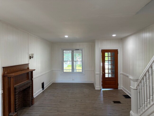 Building Photo - Charming 3 Story Brick Townhome Now Available