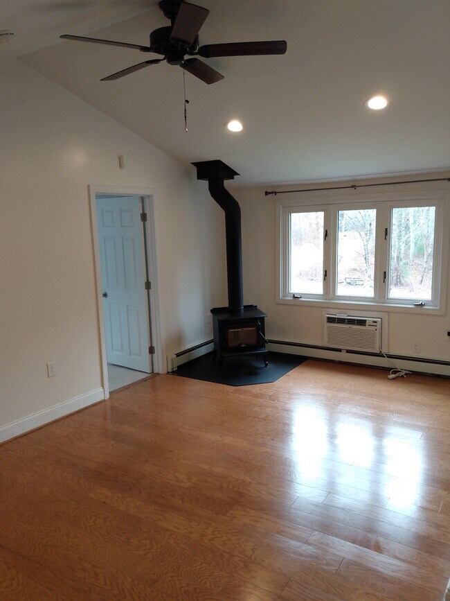 Foto del edificio - 107 Richmond Townhouse Rd