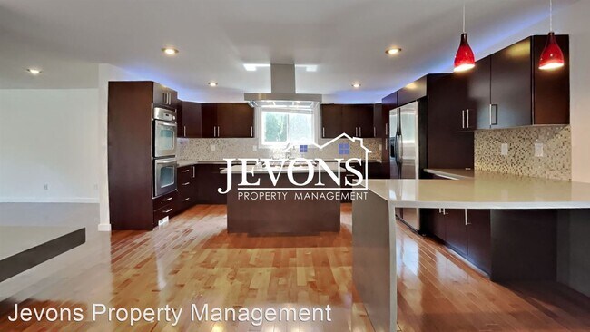 Foto del edificio - 3 br, 2 bath House - 9051 36th Ave SW