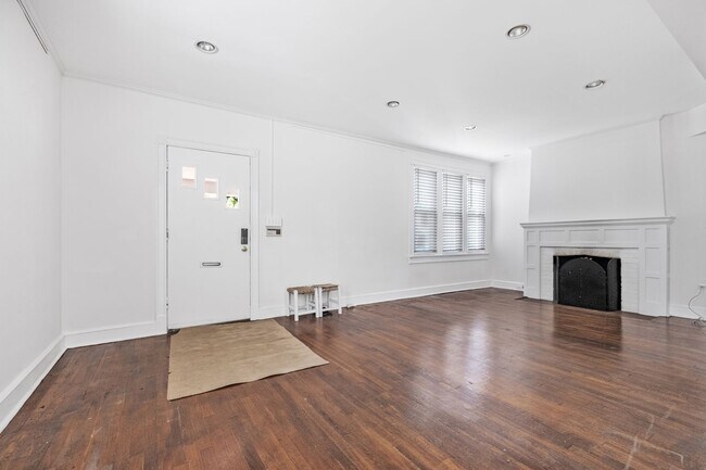 Foto del edificio - Stunning 4 BR/3 BA Single-Family Home in 1...