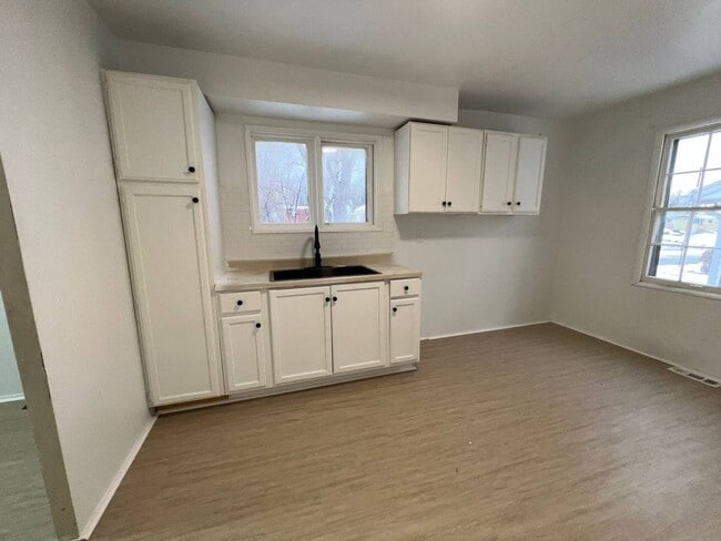 Foto del edificio - 3 bedroom Ranch home with LARGE basement - EDEN and CMHA section 8 available.