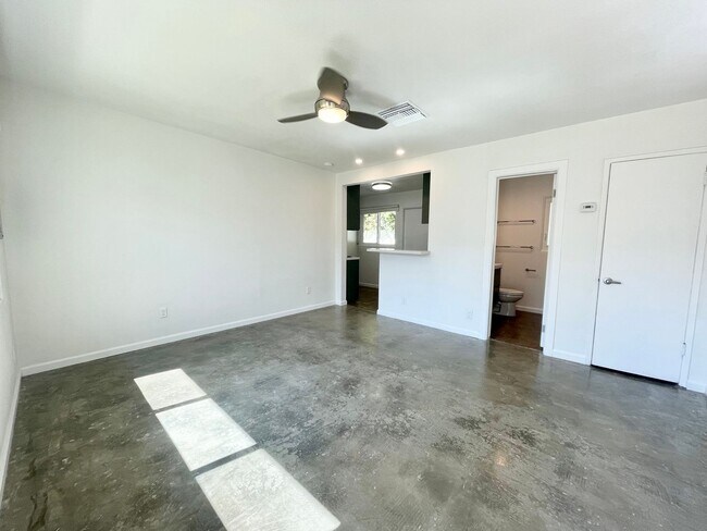 Foto del edificio - AVAILABLE NOW! Studio Apartment in Palm Sp...