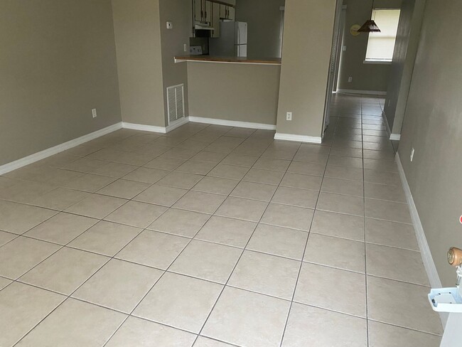 Building Photo - 2/1/1 great location