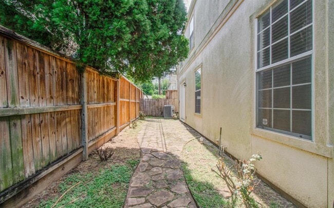 Building Photo - 6855 Bellgreen Dr