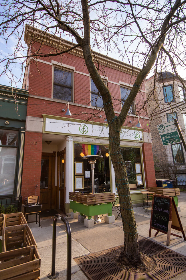 Building Photo - 613 W Briar Pl