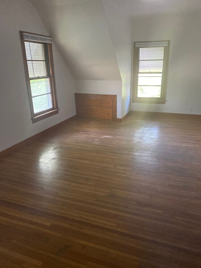 Building Photo - 3 Bedroom 1 1/2 Bath Single Family Home 54...