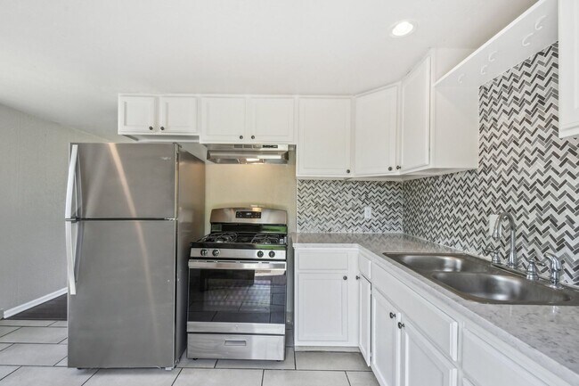 Building Photo - 5bd/2ba Valverde Home for Rent!