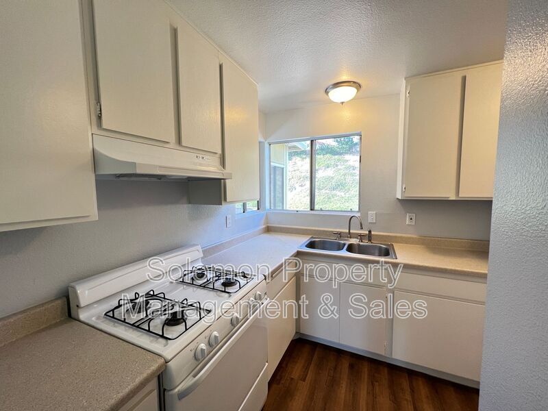 Foto principal - 4748 Sunny Hills Rd
