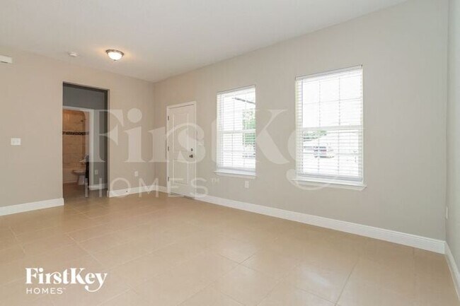 Foto del edificio - 568 Hummingbird Ct
