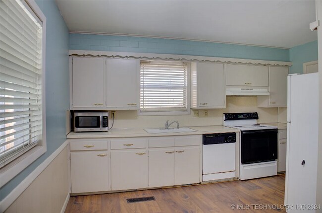 Building Photo - 1566 S 68th E Ave