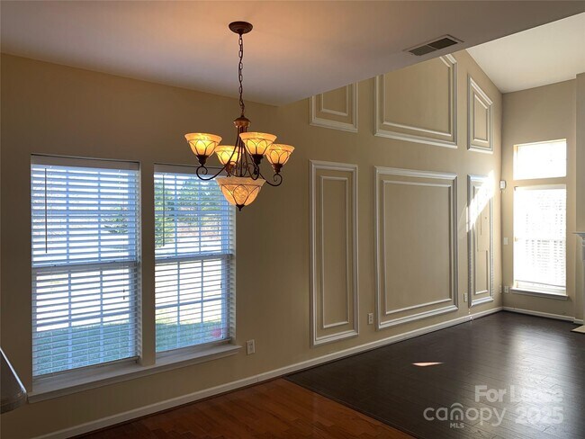 Building Photo - 4098 Holly Villa Cir