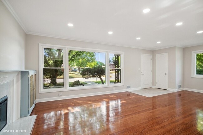 Foto del edificio - 391 N Wolf Rd