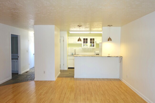 Building Photo - Updated Condo in Park-Like Setting