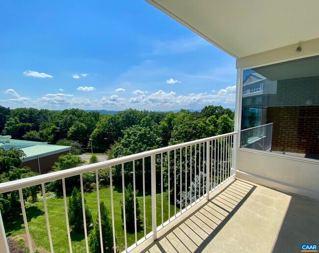 Building Photo - 500 Crestwood Dr