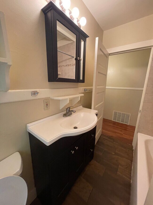 Foto del edificio - Gorgeous views included with 4 bd/2 ba apa...