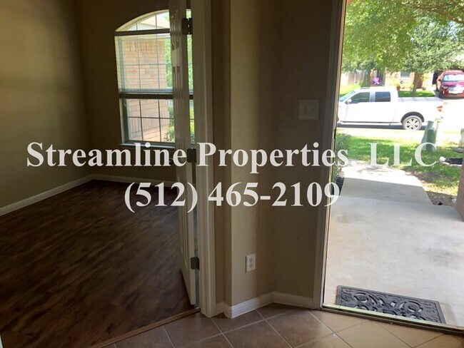 Building Photo - Nice 3 bedroom, 2 bath with an office/stud...