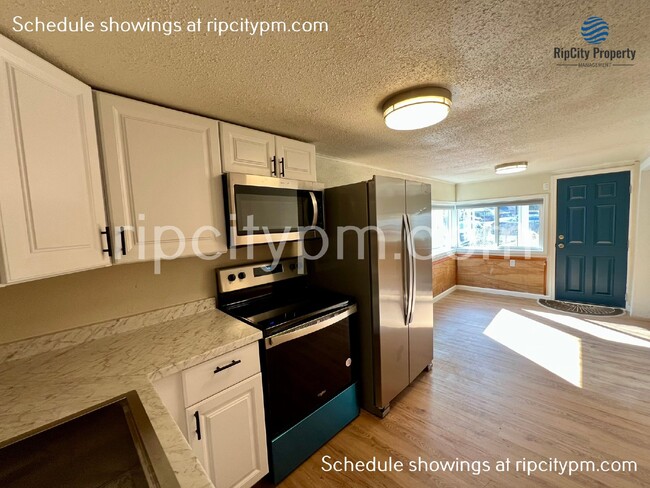 Building Photo - Beautifully Updated 2-Bedroom Single-Famil...