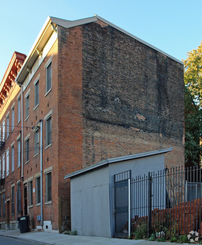 Primary Photo - 1537 Pleasant St