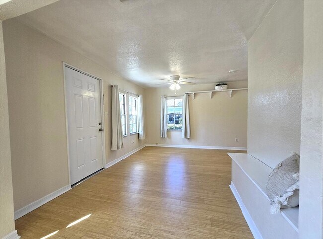 Foto del edificio - 309 Lake Dale Drive Unit