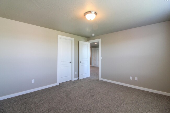 Foto del edificio - 4 Bed 2.5 Bath Large West Richland Home