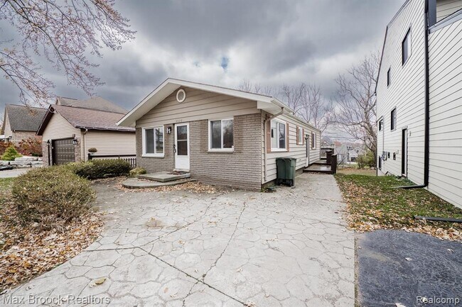 Foto del edificio - 5528 Sunnycrest Dr