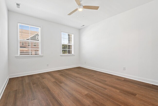 Building Photo - 4 Bedroom Townhome in Ashton Woods Community