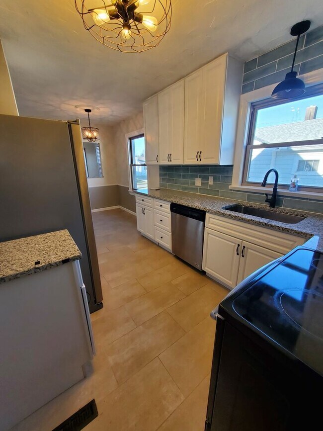 Building Photo - Stunning 3 bedroom 2 bath house!