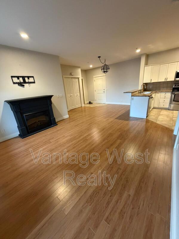 Building Photo - 2551-2551 Shoreline Dr