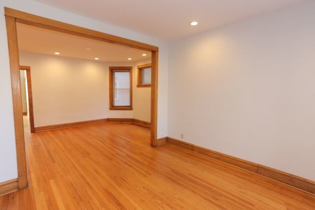 Living room - 3541 N Claremont Ave
