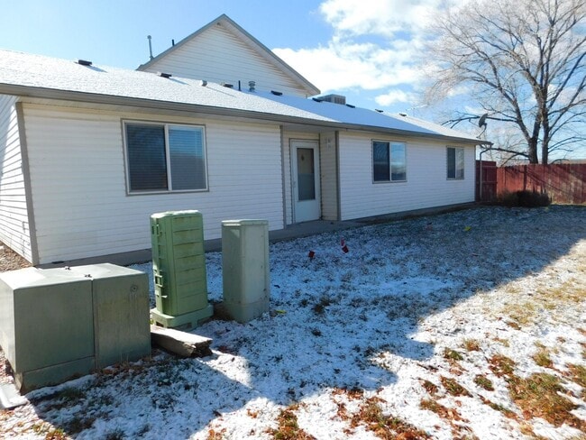 Foto del edificio - Affordable Three Bedroom End Unit