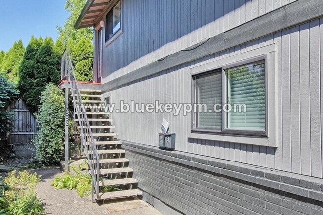 Building Photo - 2 Bed, 1 Bath Unit on 2nd Floor of a Tri-Plex in Sellwood