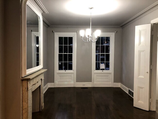 Large Living room - 419 S Carlisle St