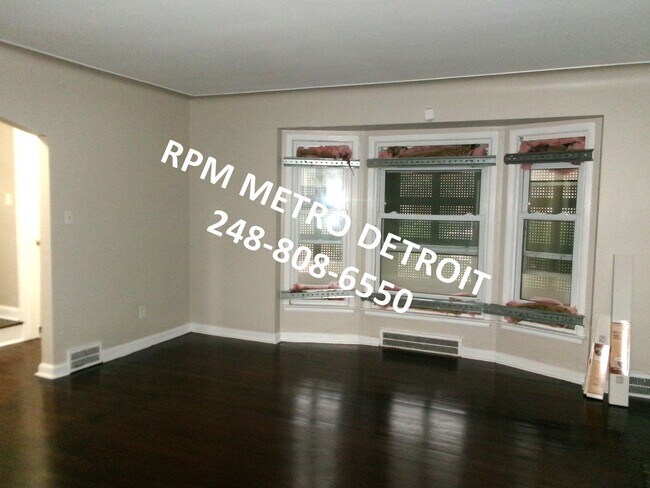 Building Photo - MOVE IN READY 3 BEDROOM COLONIAL HOME IN D...