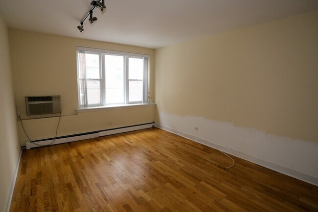 Building Photo - 630 W Wrightwood Ave