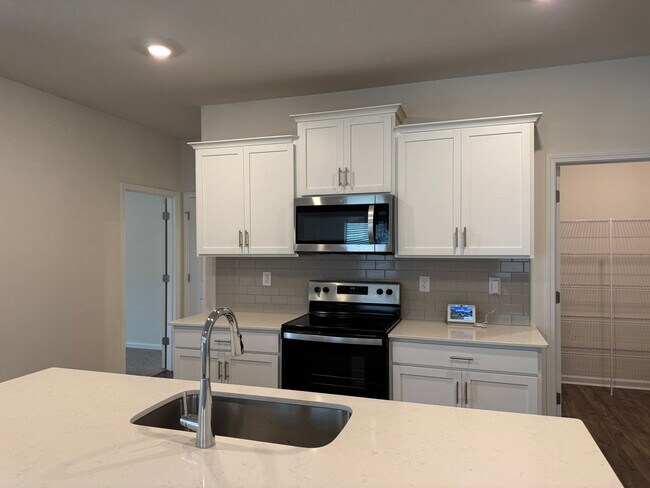 Building Photo - Spacious 5-Bedroom Home for Rent in The Falls – Modern, Comfortable, and Move-In Ready