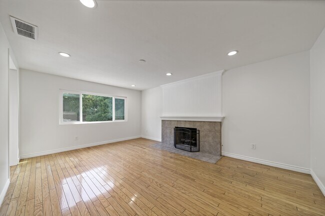 Building Photo - 225 Rosalynn Dr