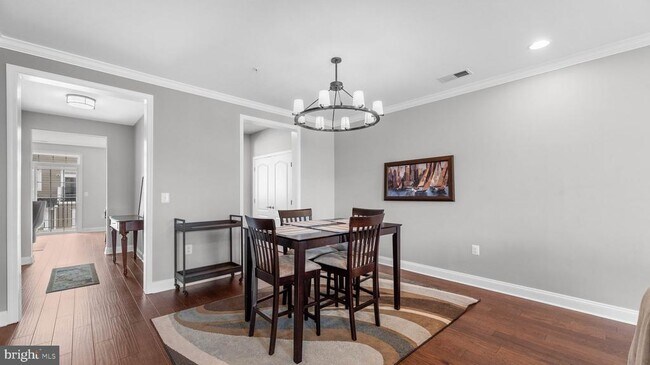 Foto del edificio - 7674 Maple Lawn Blvd