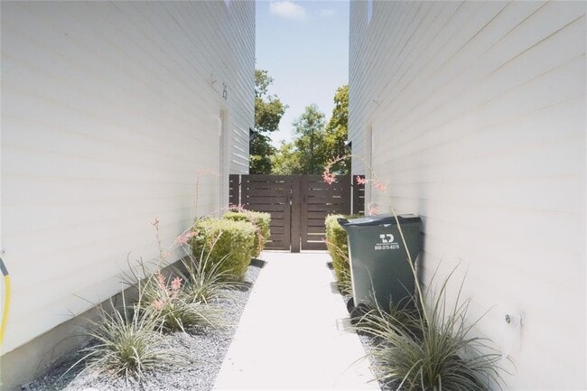 Building Photo - 1417 Kramer Ln