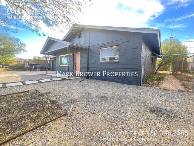 Building Photo - 1030 S Parkside Dr