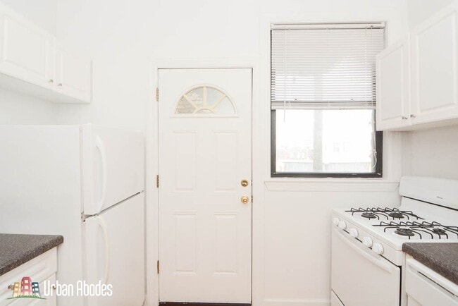 Foto del edificio - 3723 N Pine Grove Ave