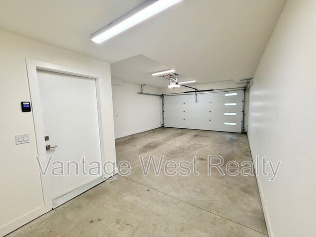 Building Photo - 1225-1225 Findlay Rd