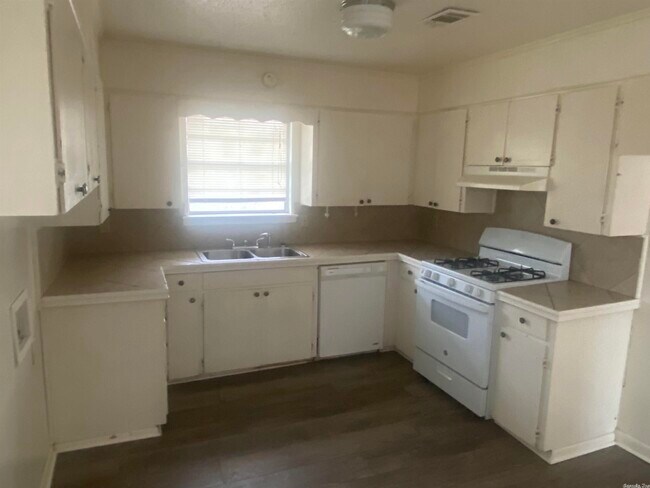 Building Photo - 624 Newcastle Dr