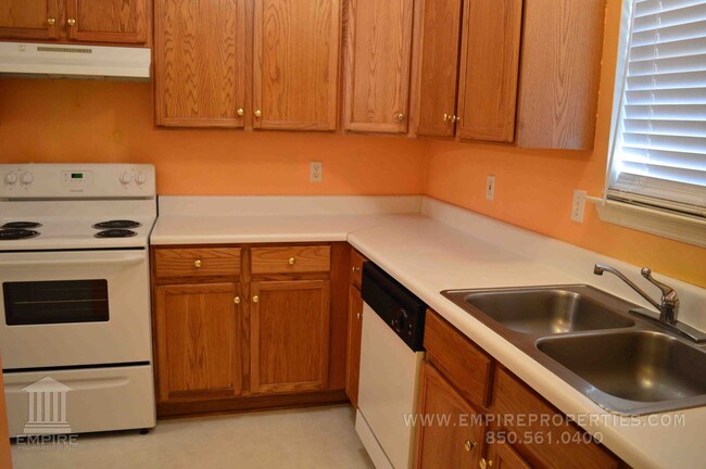 Building Photo - Spacious Townhouse off Hartsfield Road