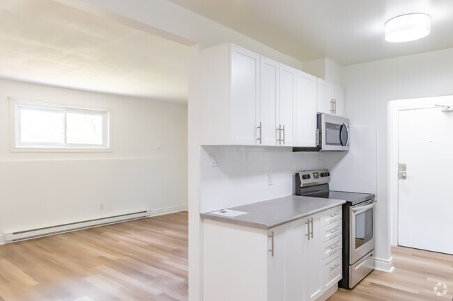 2BR, 1BA - 770SF - Kitchen - North Murray Street