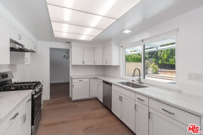 Foto del edificio - 22737 Stagg St