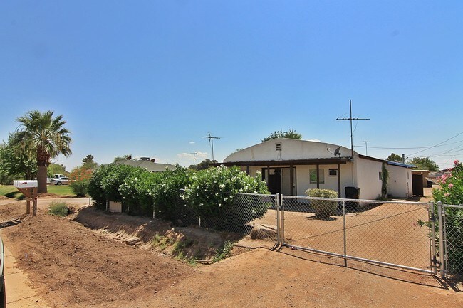 Vista a la calle desde el triplex - 1008 S Main St