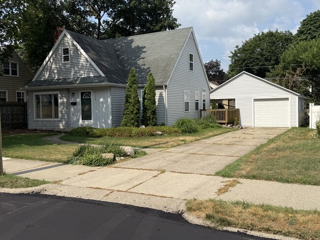 Building Photo - 2119 Riverside Dr NE