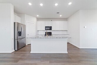 Building Photo - 4712 Peony Grn Dr