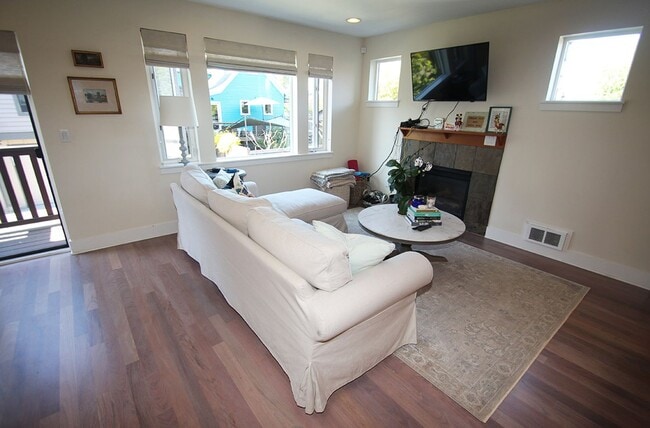 Building Photo - LUXURY 2-BED BALLARD TOWNHOME FOR RENT WIT...